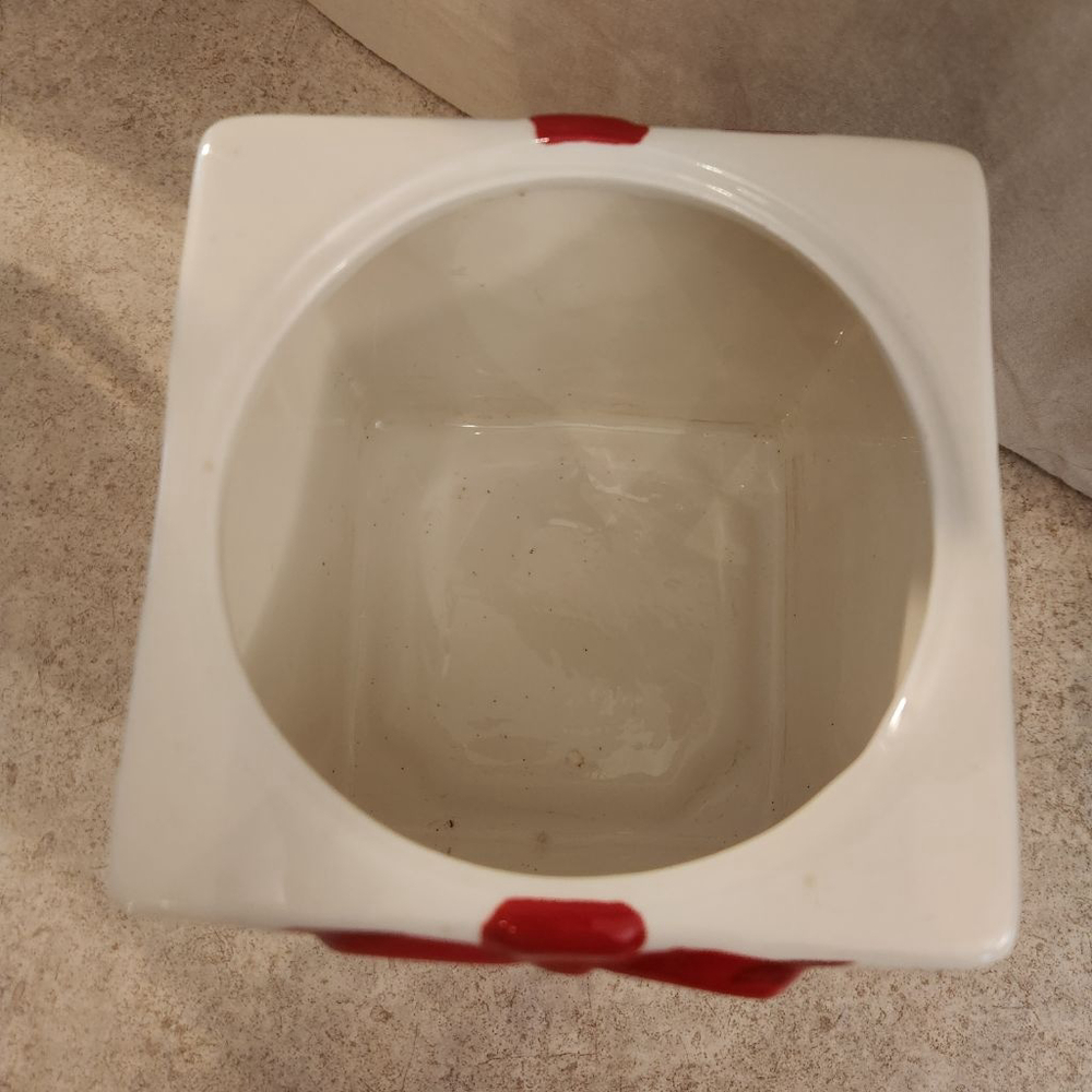 Ceramic White Red Striped Gift Box Vase/planter Great used condition! - Picture 2 of 6